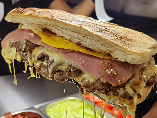 Lomo chimi con papas y gaseosa