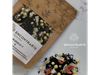 BLEND N° 7 Té Negro importado, chips de chocolate negro, quinoa pop, cascarillas de coco, Hibiscus y Arándanos.