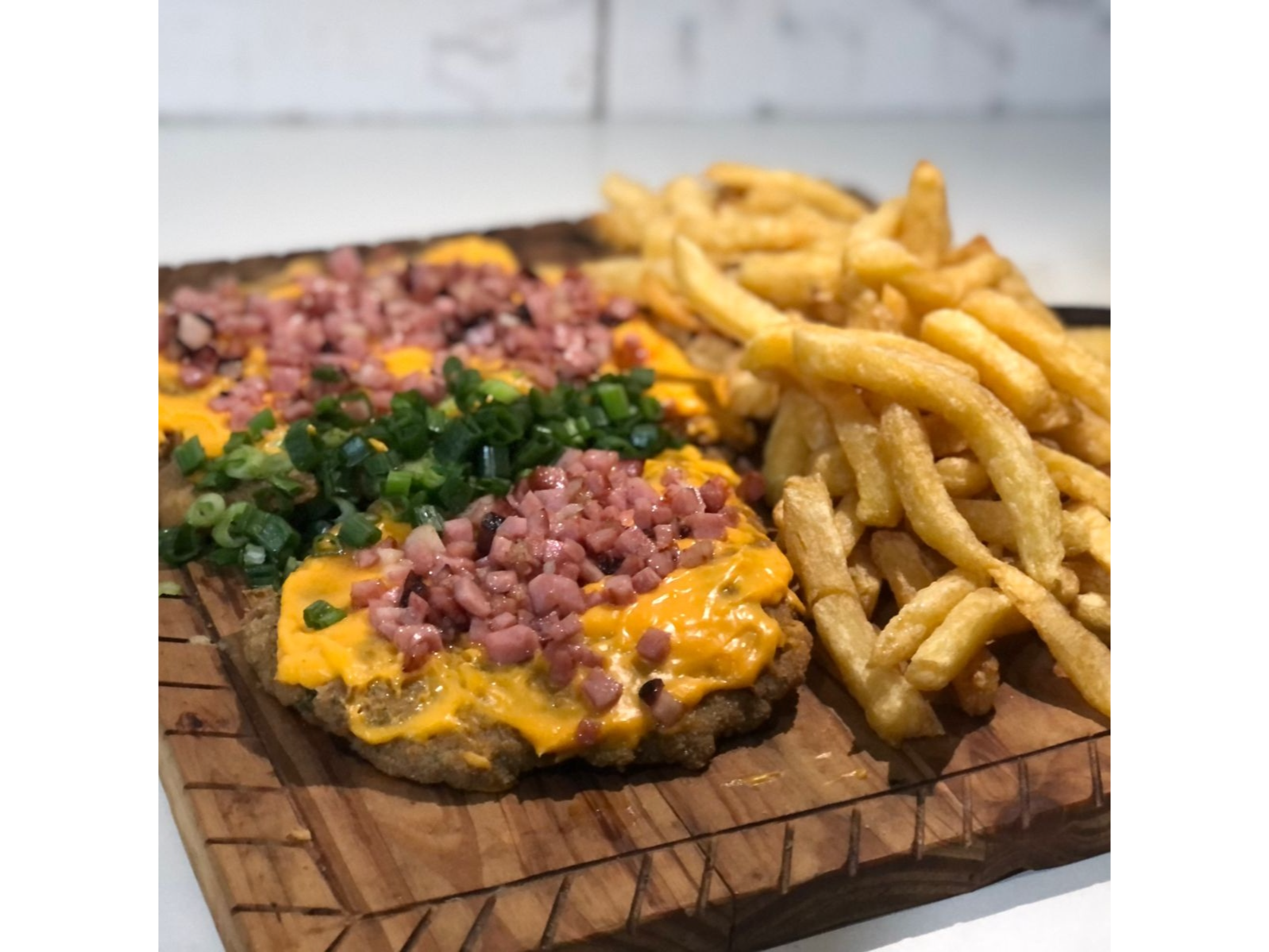 Milanesa cheddar, bacon y verdeo