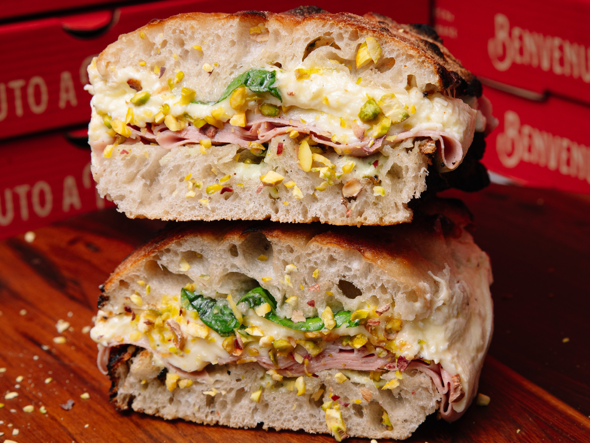 MORTADELA, PISTACHOS Y BURRATA