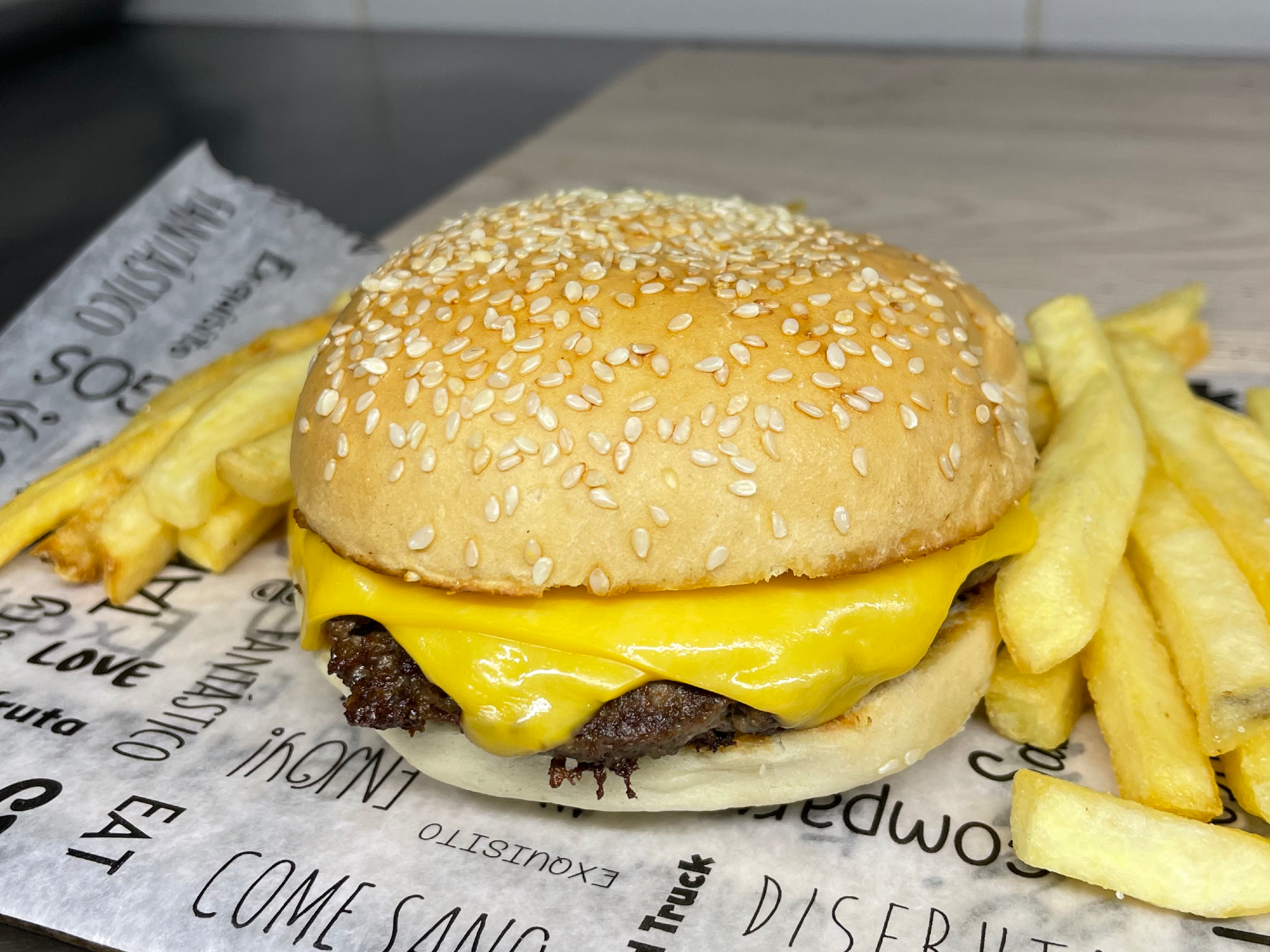 Hamburguesa con queso + papas