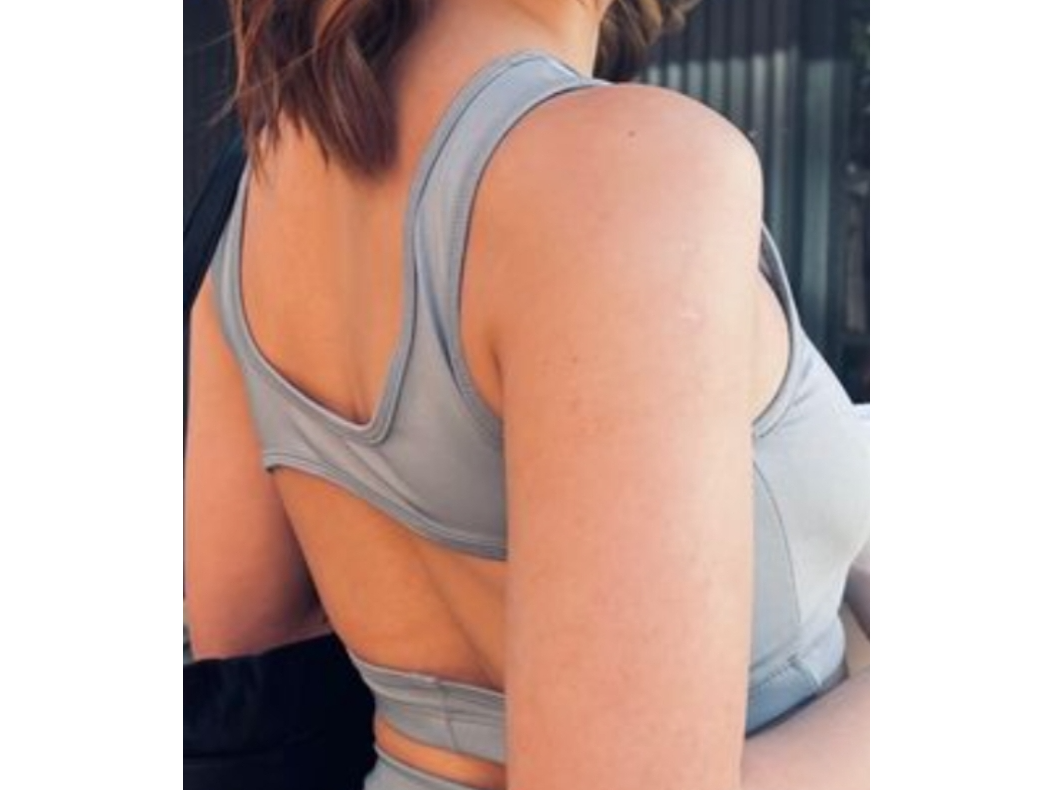 Top gris plata espalda descubierta