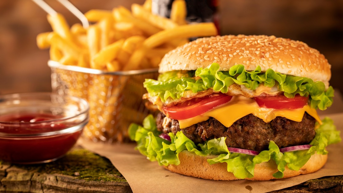 HAMBURGUESAS                                                                sale con papas fritas