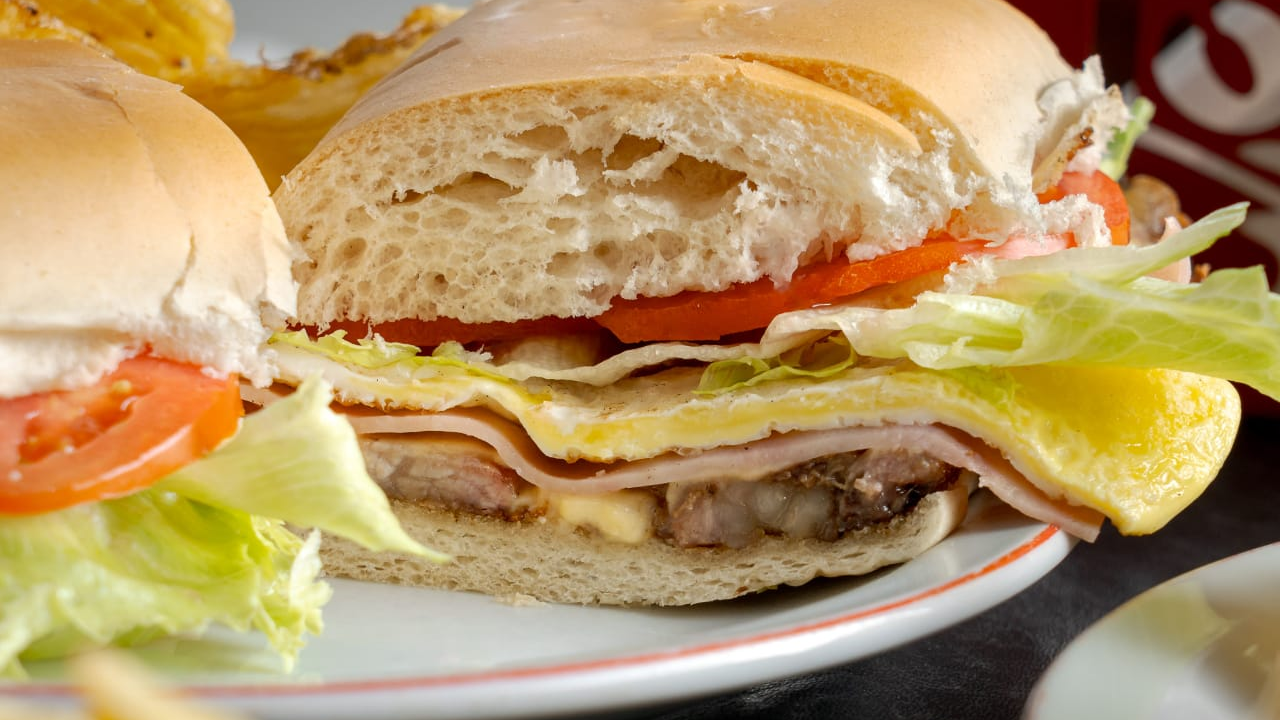 SANDWICH CON PAPAS FRITAS