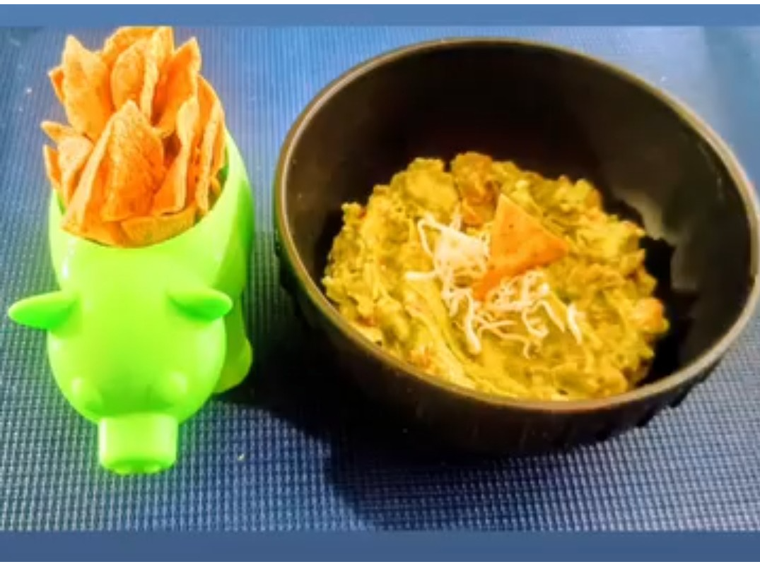 Guacamole y frijoles con totopos