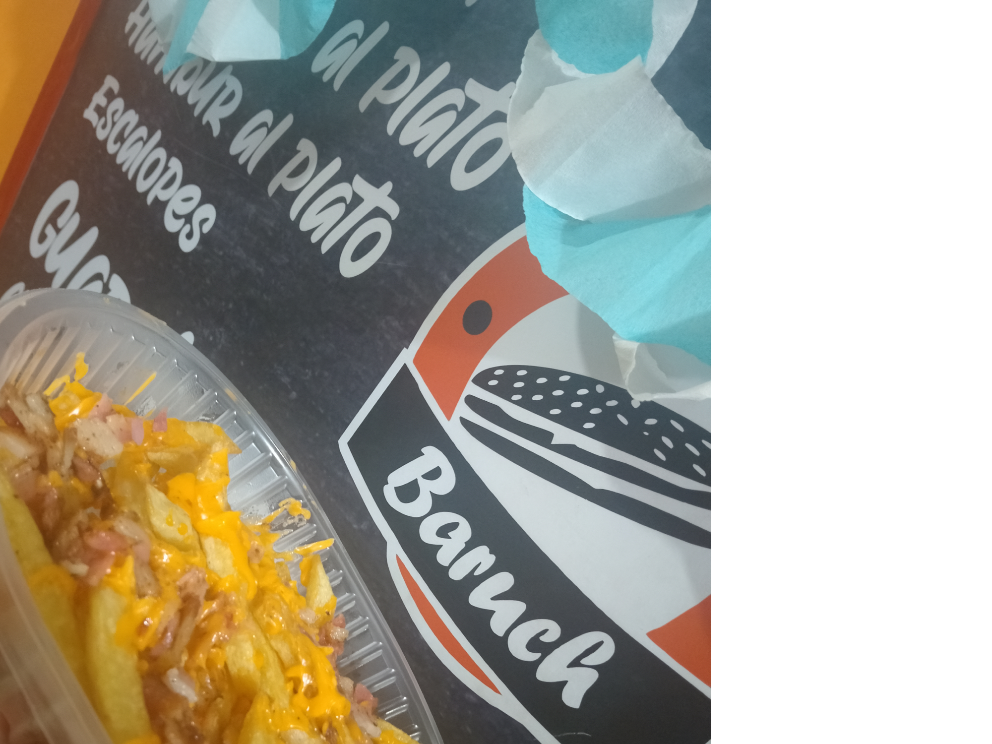 Papas con cheddar y bacon