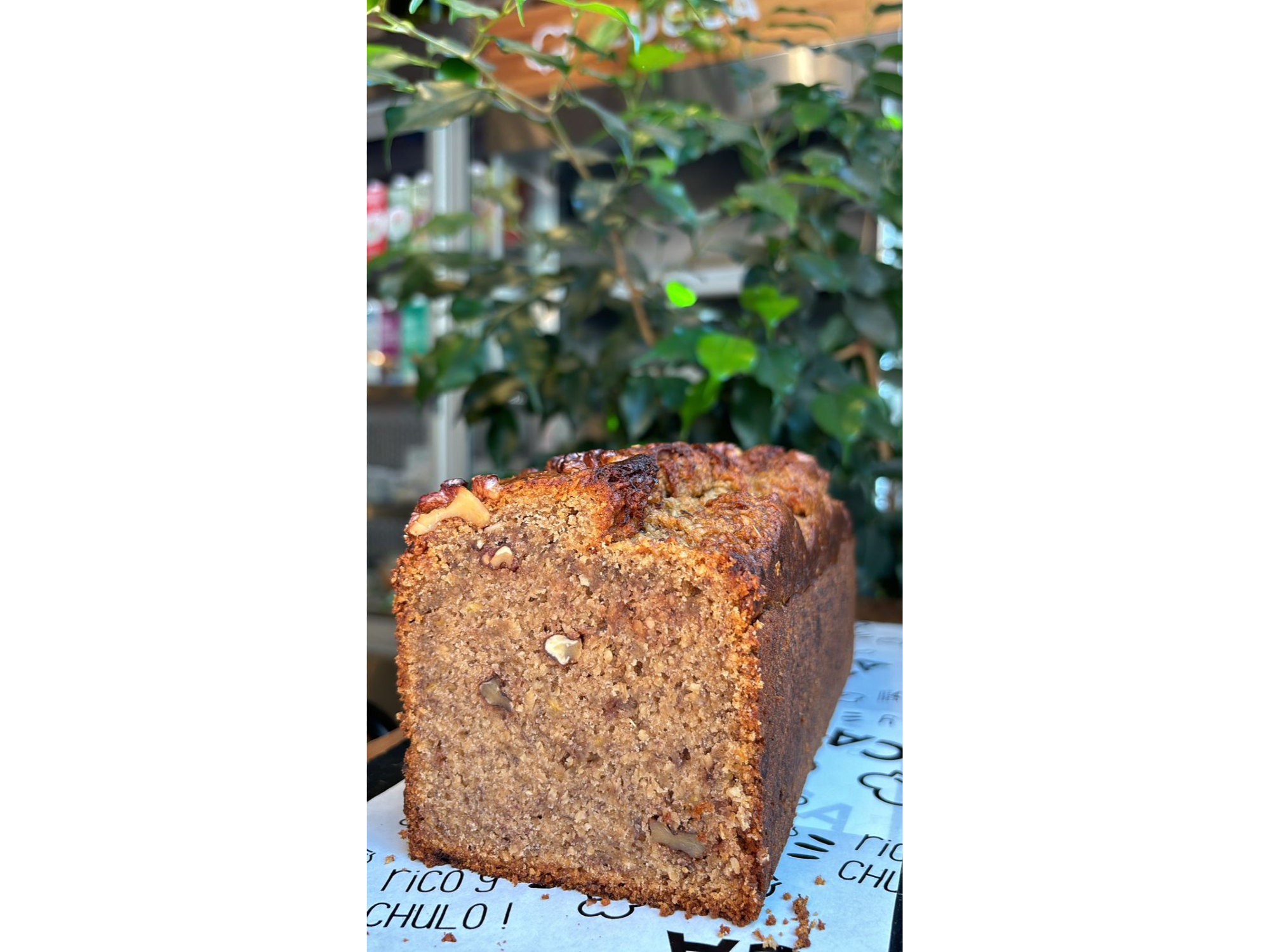 PORCIÓN DE PAN DE BANANA, AVENA Y NUECES