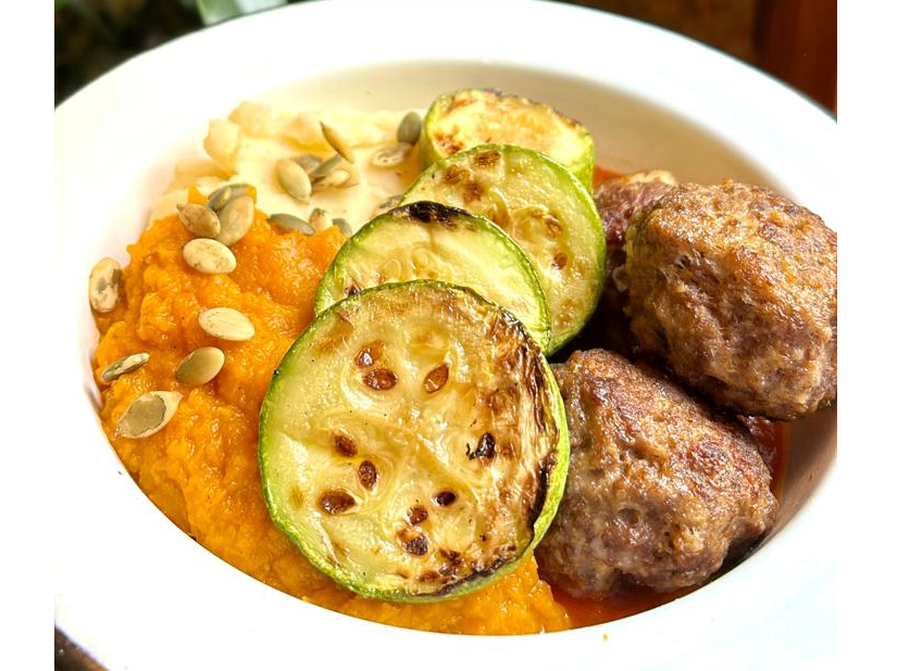 ALBÓNDIGAS  DE CARNE (AL HORNO) CON QUINOA CREMOSA Y COLIFLORES AL CURRY ASADOS