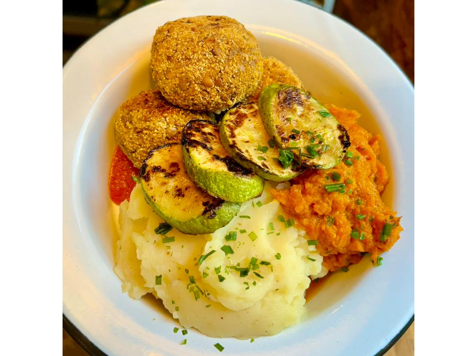 ALBÓNDIGAS DE LENTEJAS Y HONGOS DE PINO CON PURÉ de CUOCA