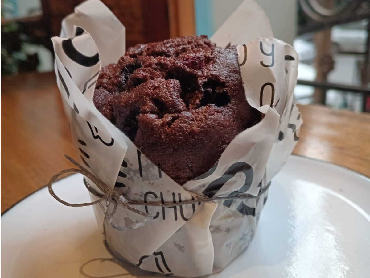 MUFFIN INTEGRAL DE CHOCOLATE CON FRUTOS ROJOS