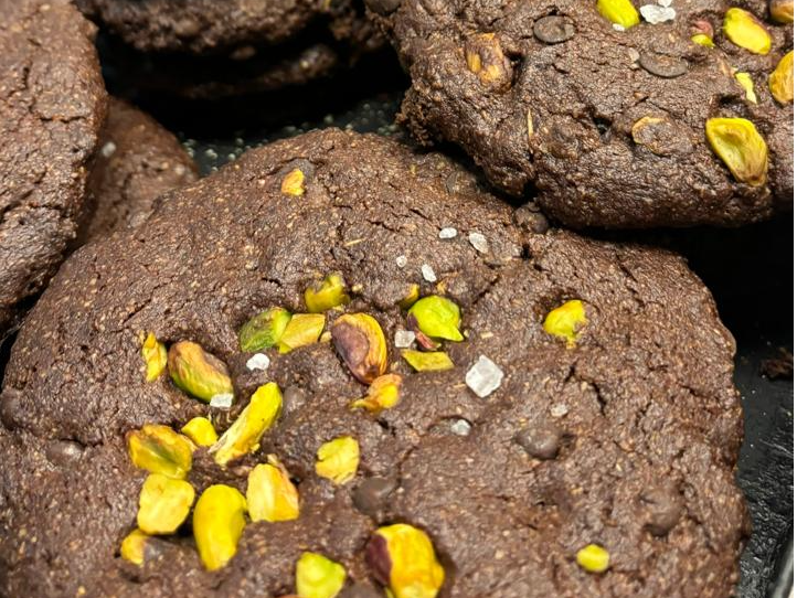 COOKIES NEGRAS CON PISTACHO Y CHIPS X UNIDAD