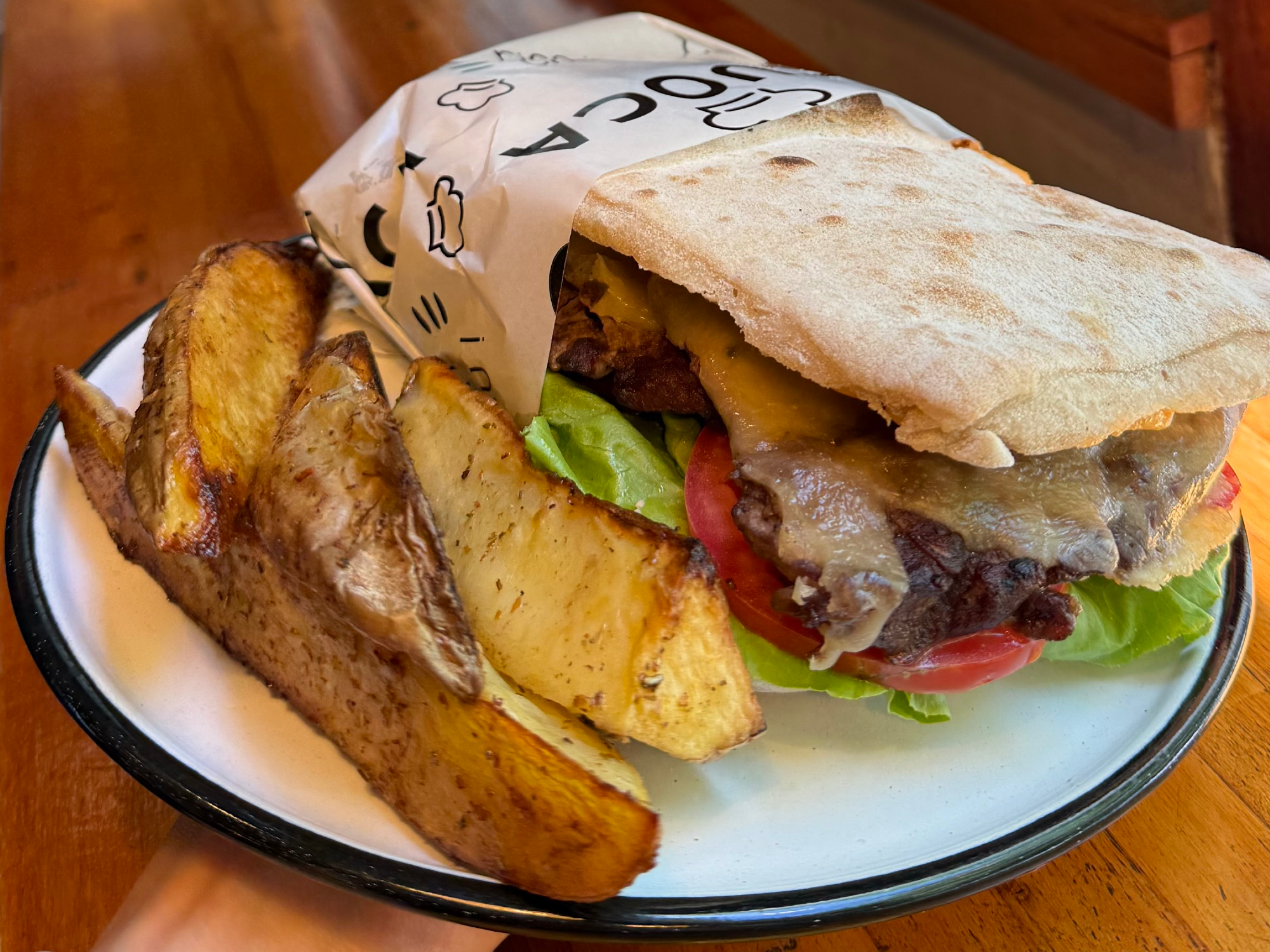 LOMITO EN PAN CIABATA DE MASA MADRE CON PAPAS CUÑA