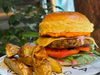BURGER KETO DE POLLO CON ZANAHORIAS AL HORNO