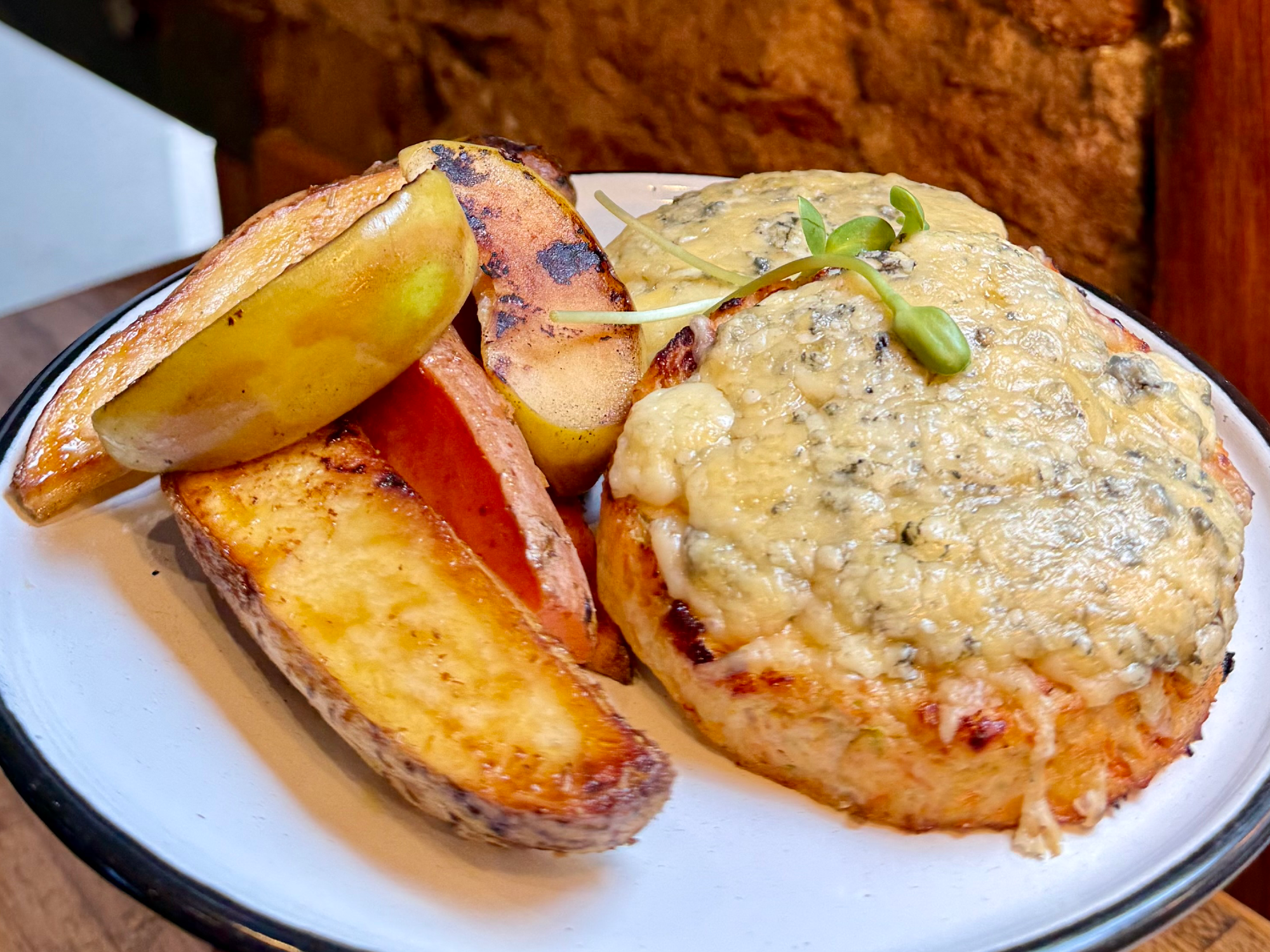 BURGERS DE POLLO GRATINADAS CON QUESO AZUL Y VERDURAS AL HORNO