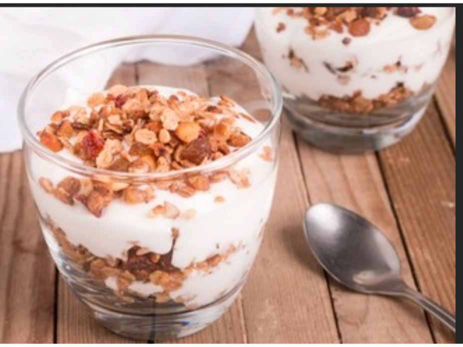 YOGURT C/ GRANOLA Y PUDING