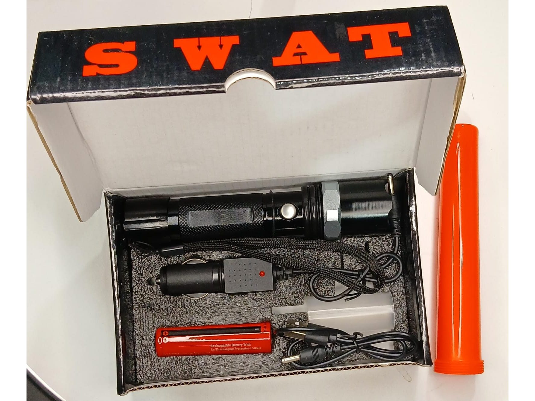 Linterna Swat recargable y a pila