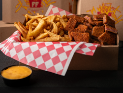 Milanesa Troceada Para 2 Con Doble Guarnicion De Fritas Y Dip XXL