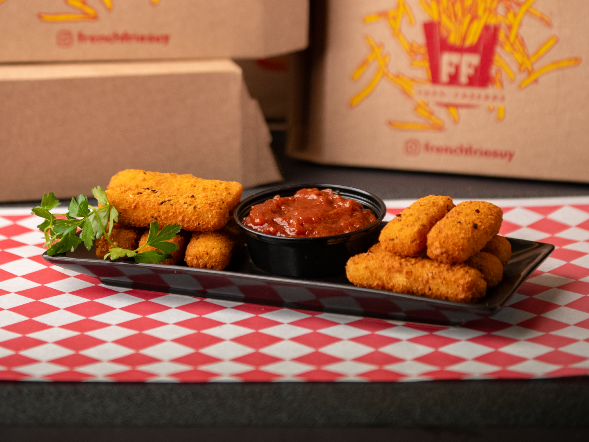 Bastones de muzza caseros con dip de salsa barbacoa