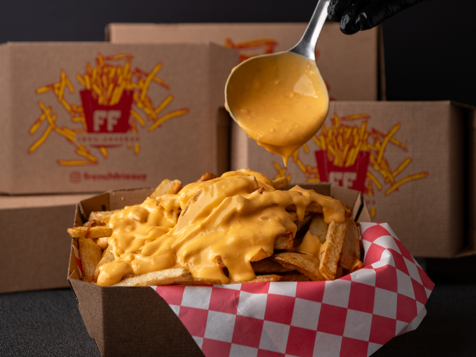 Combo Papas Cheddar Para 1 + Refresco 600ml