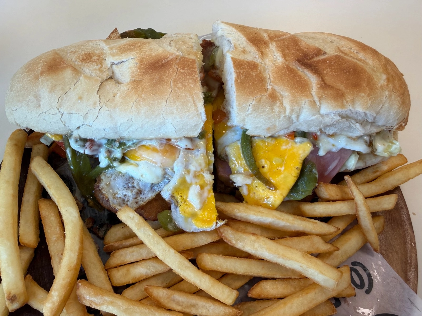 Sándwich de milanesa pan de campo y pimientos asados
