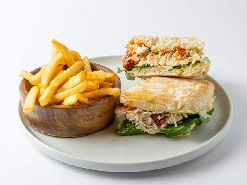 Ciabatta de pan blanco con pollo, rucula y mayo de palta