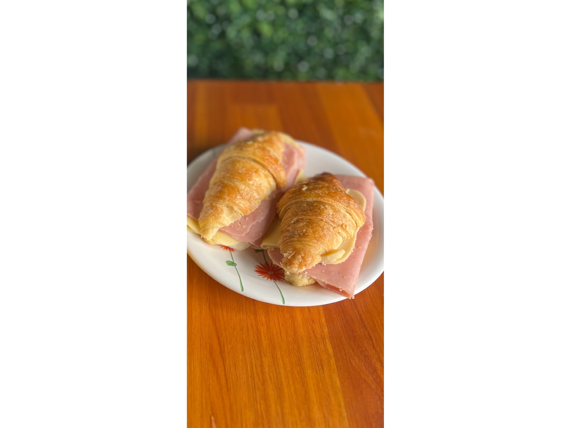 MEDIALUNA CON JAMON Y QUESO