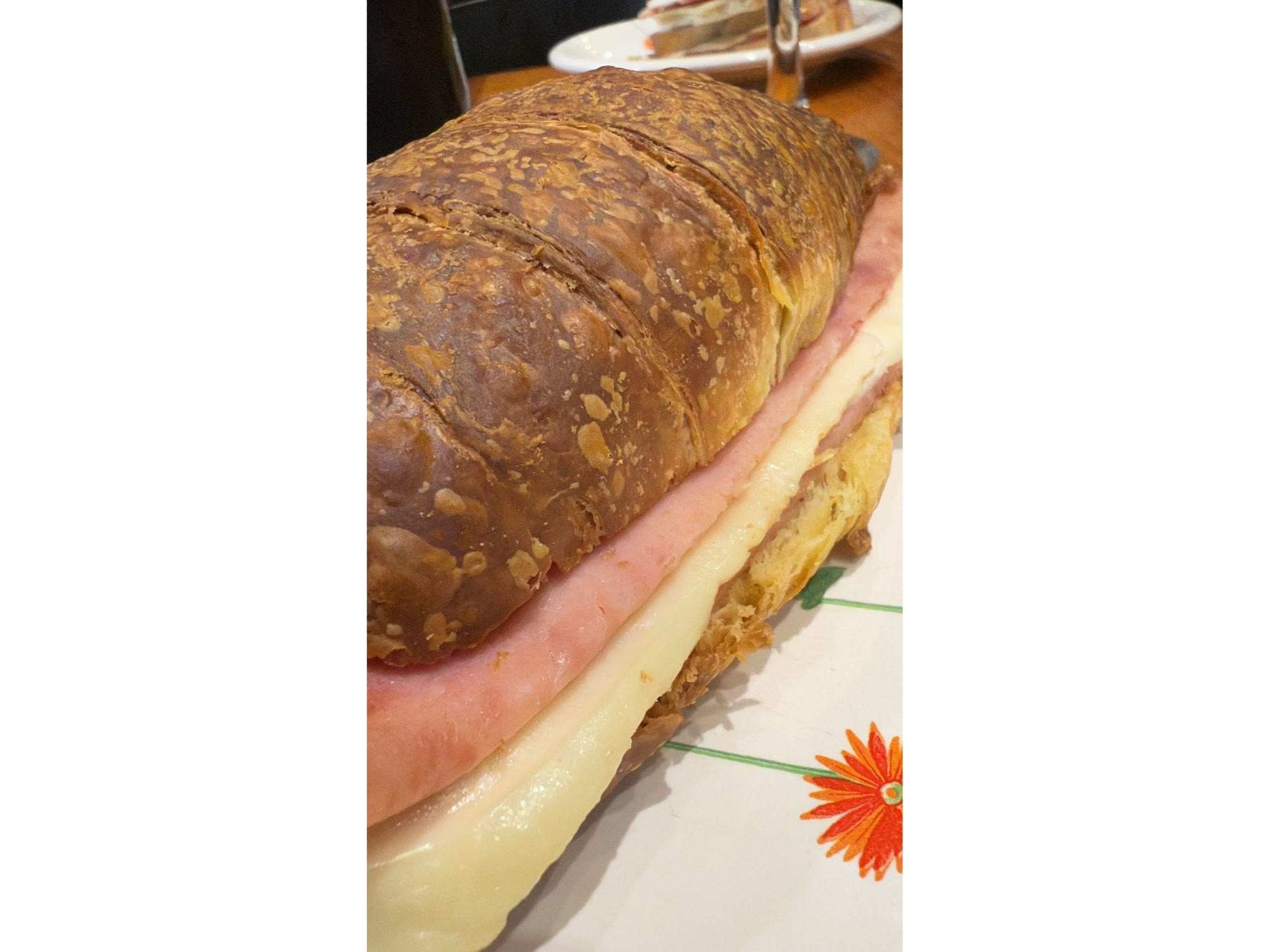 MEDIALUNA CON JAMON Y QUESO