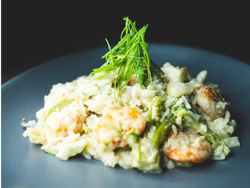 Wok de langostinos, vegetales y arroz
