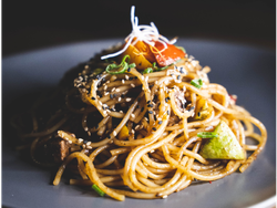 Wok de langostinos, vegetales y fideos