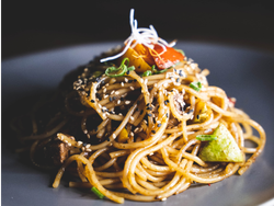 Wok de vegetales y fideos sin carne