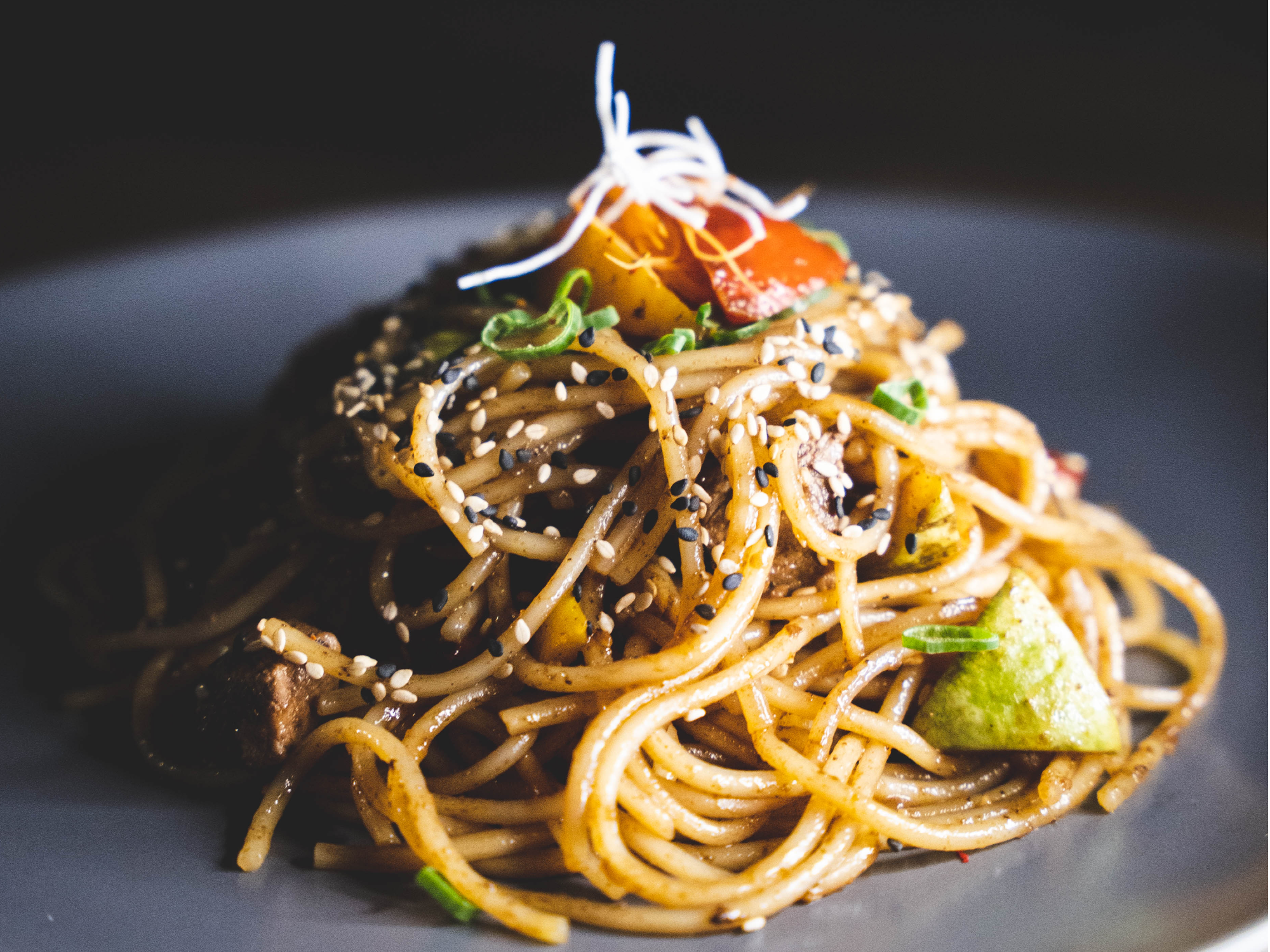 Wok de vegetales y fideos con pollo