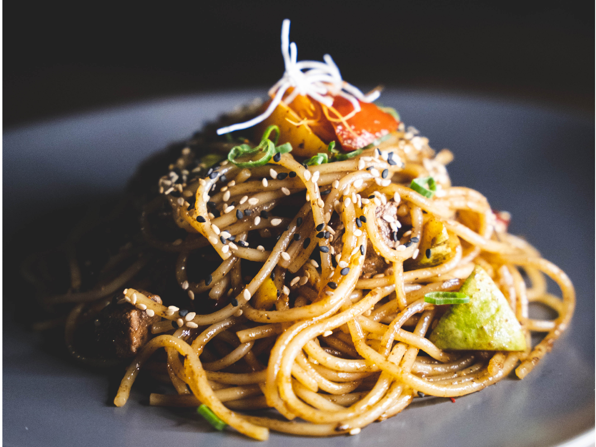 Wok de vegetales y fideos con lomo