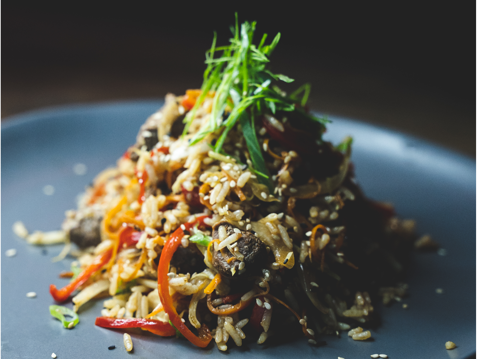 Wok de vegetales y arroz con lomo