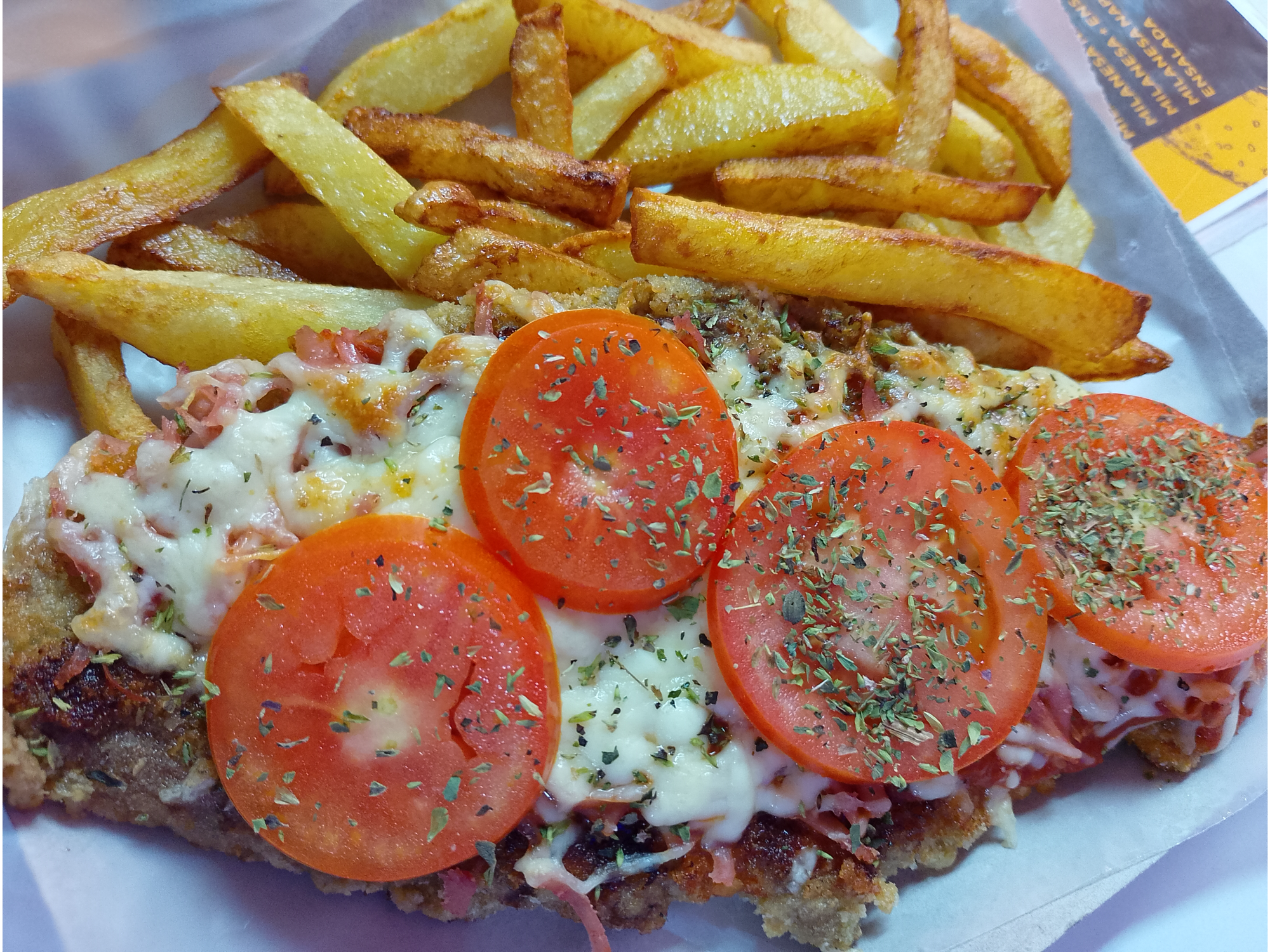 MILANESA NAPOLITANA CON FRITAS
