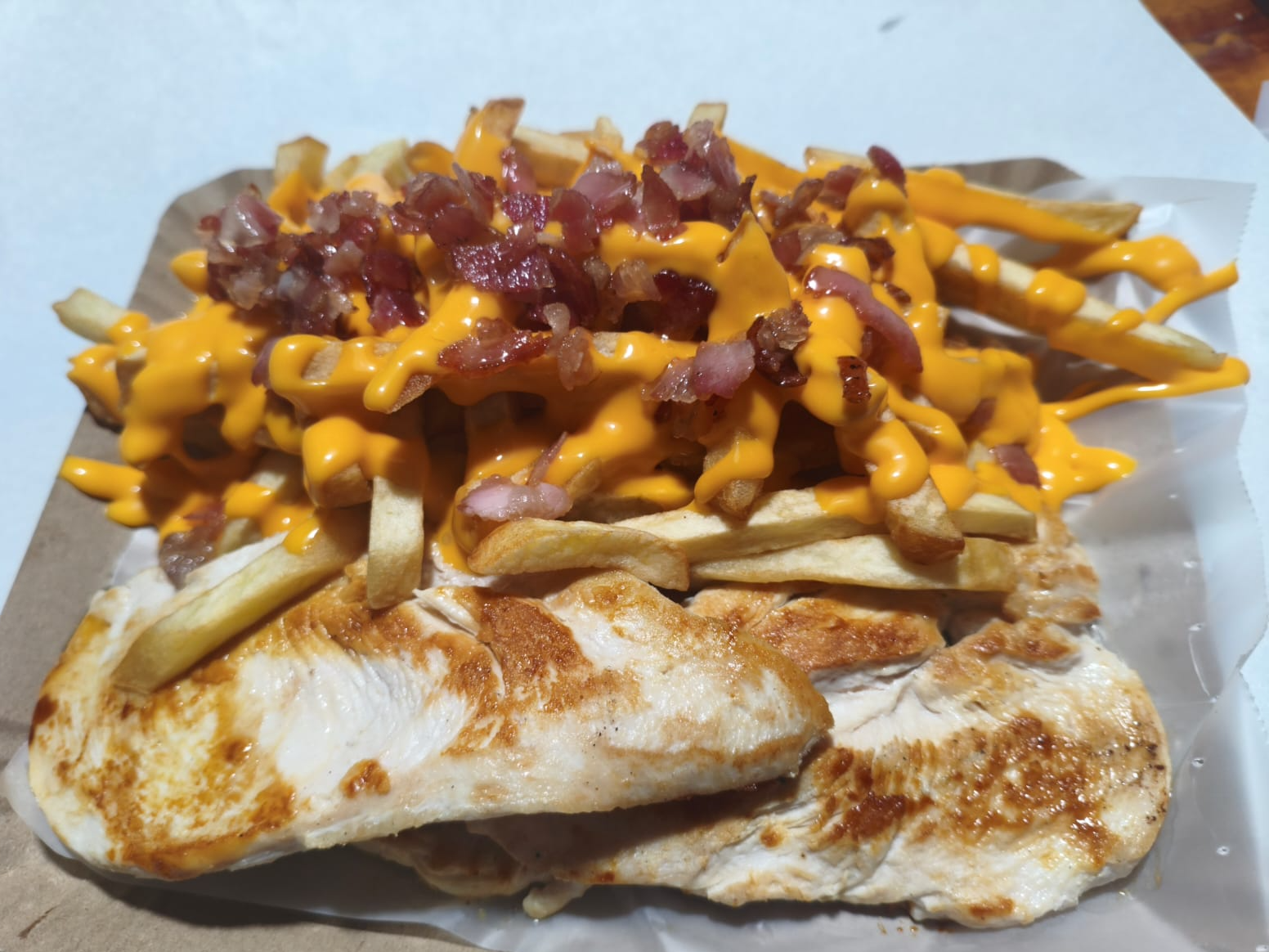 Suprema a la plancha con fritas con cheddar y panceta