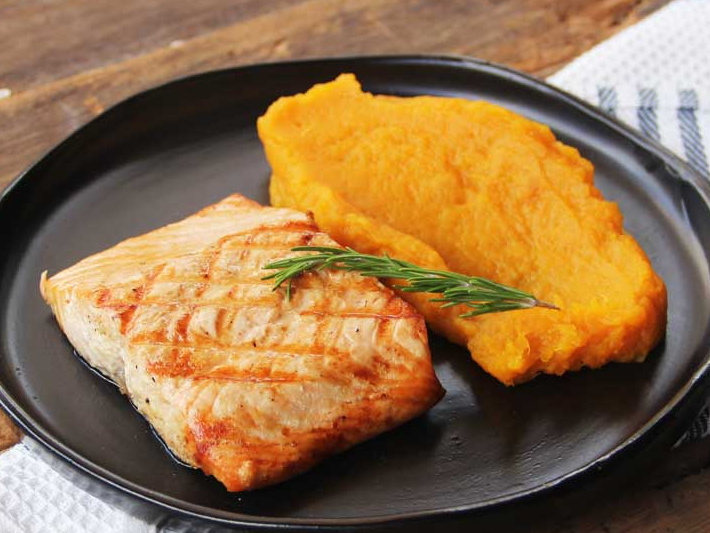 (572) SALMÓN ROSADO GRILLADO (con guarnicion) de EL TIBURON - FISH FOOD