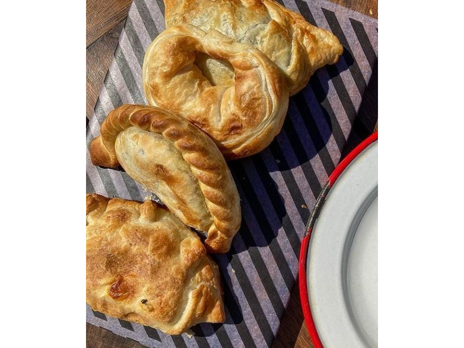 Empanada de pollo , bechamel y puerro