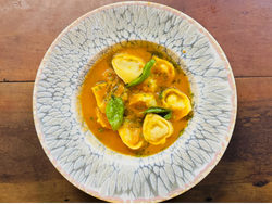 Tortellini de entraña , cebolla caramelizada y provolone en salsa pomodoro.