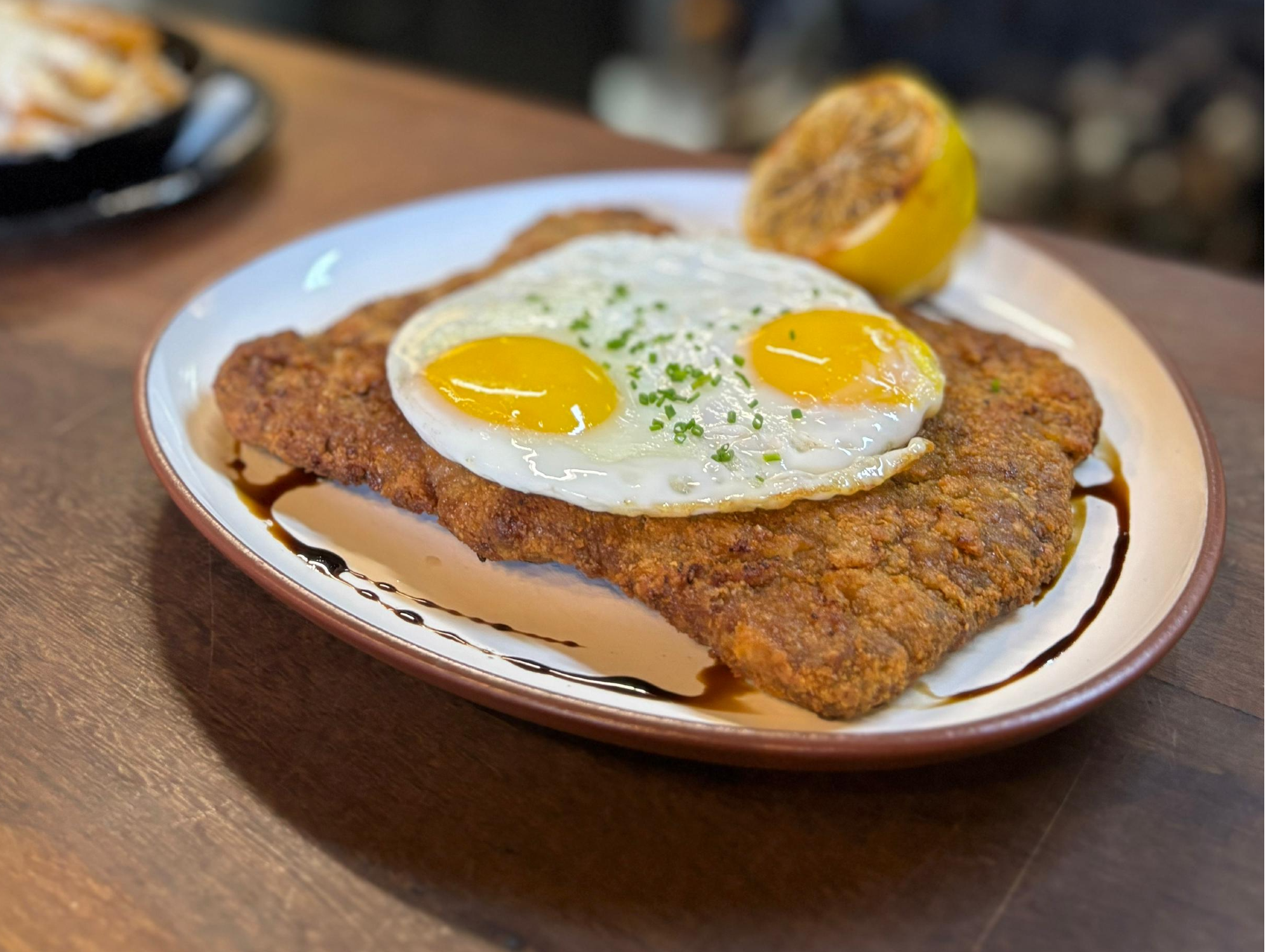 Milanesa de ojo de bife a caballo, 500gr + guarnición.