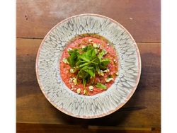 Risotto de remolacha con queso azul y rucula.