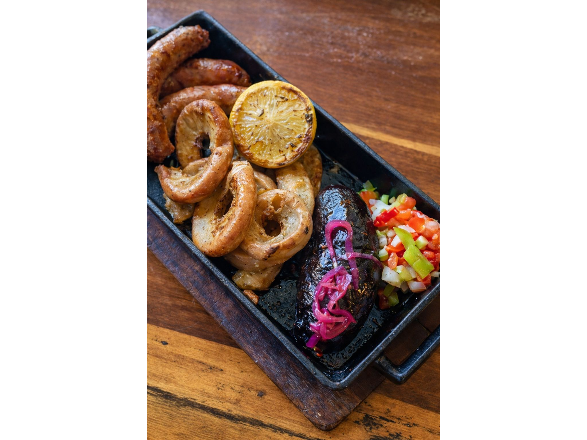 Trio a las brasas con Salchicha parrillera , chinchulines y morcilla