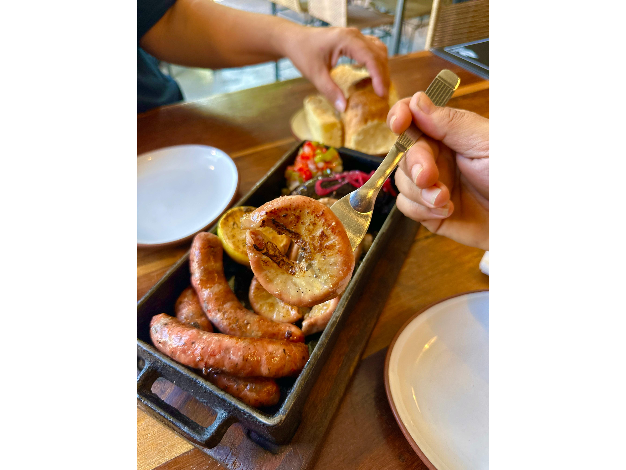 Trio a las brasas con Salchicha parrillera , chinchulines y chorizo