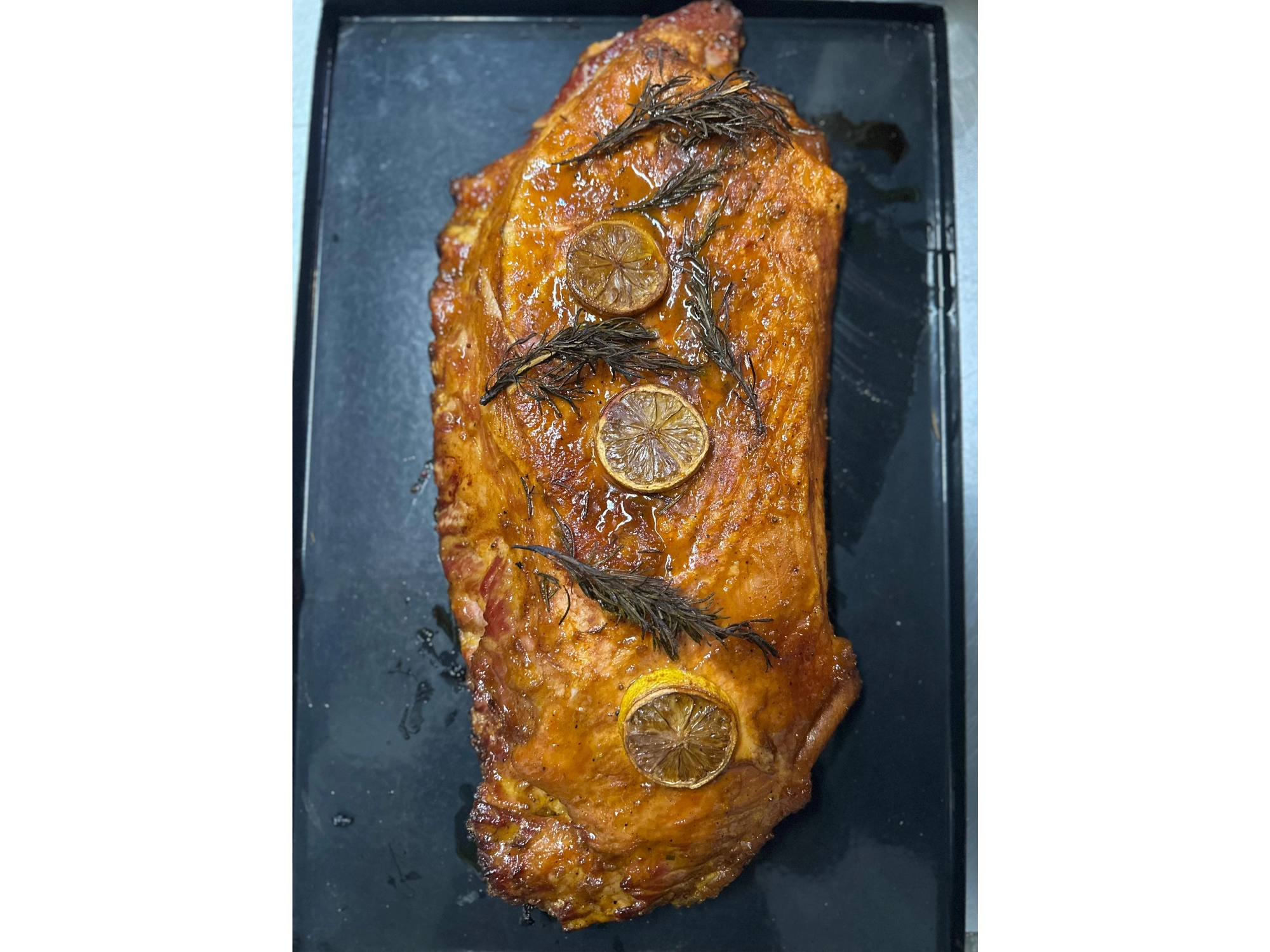 Pechito de cerdo con especias y hierbas .