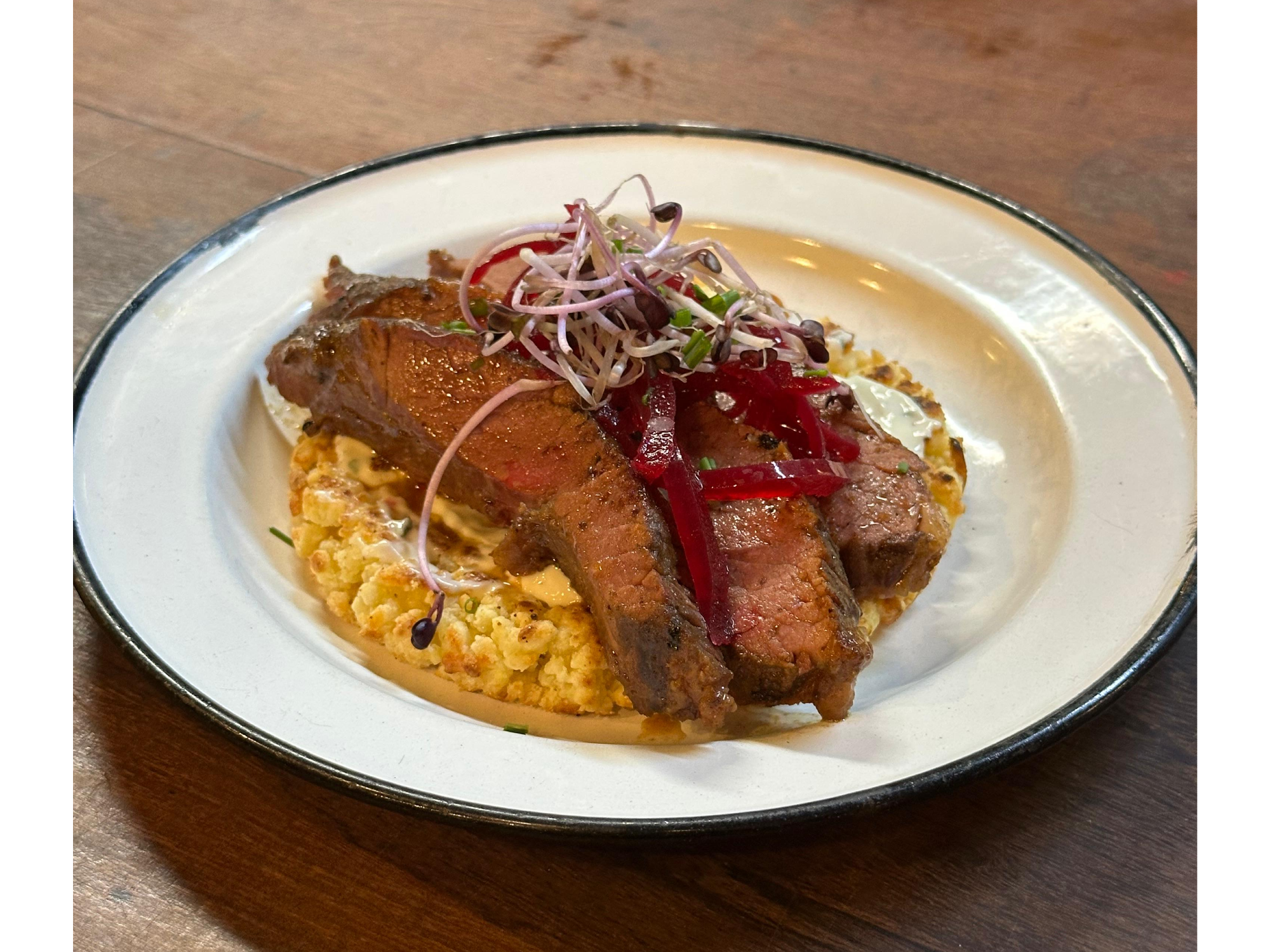 Mbejû | con tapa ahumada con crema acida y pickles de cebolla morada.