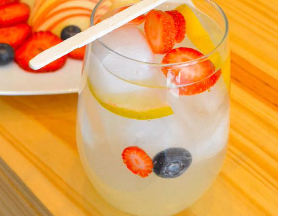Limonada con frutos rojos