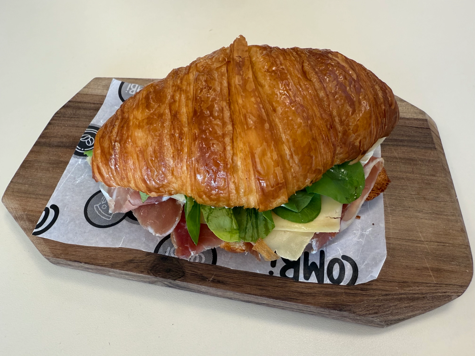 Croissant de jamón crudo y rúcula