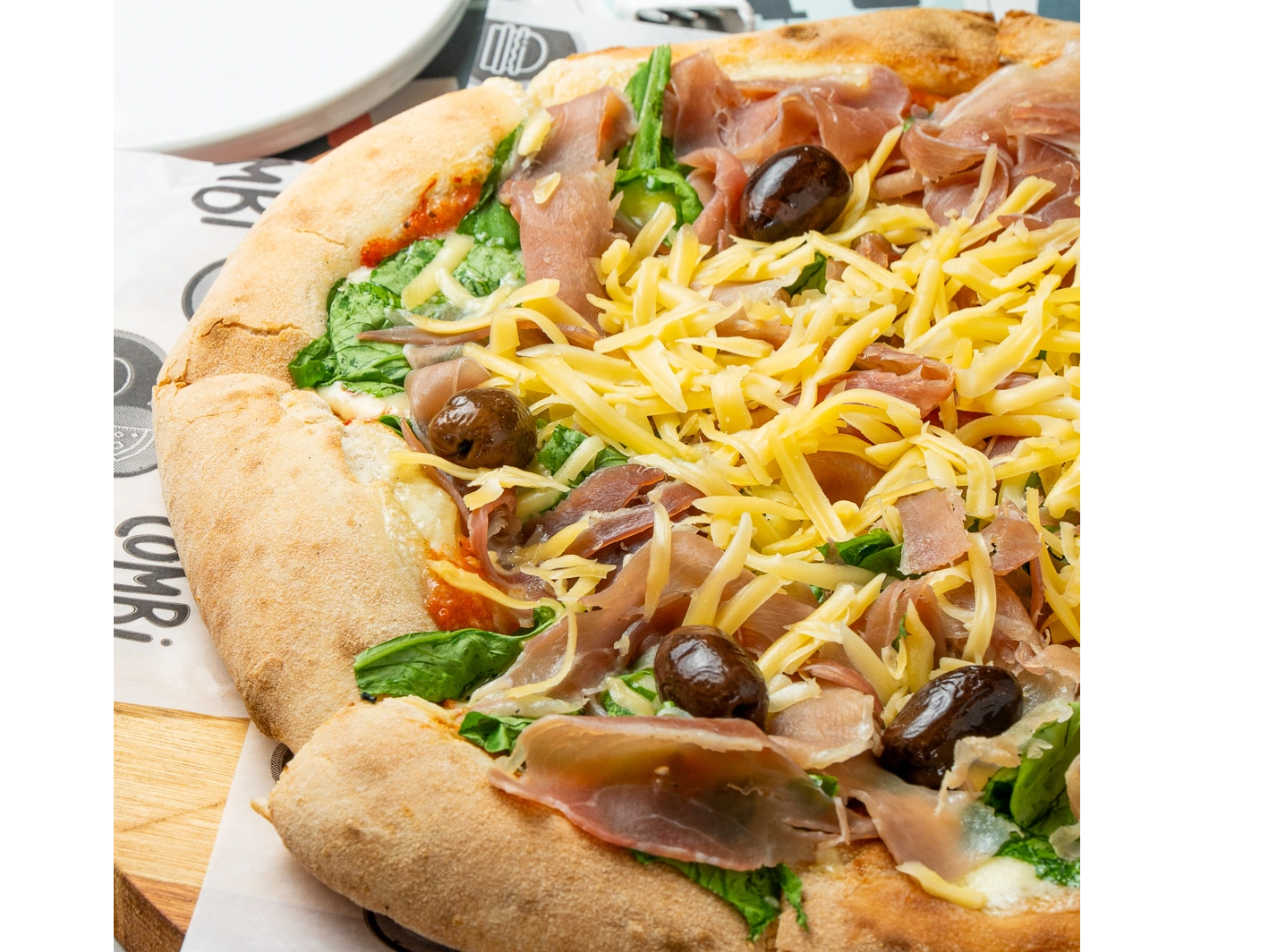 Pizza de rùcula y crudo