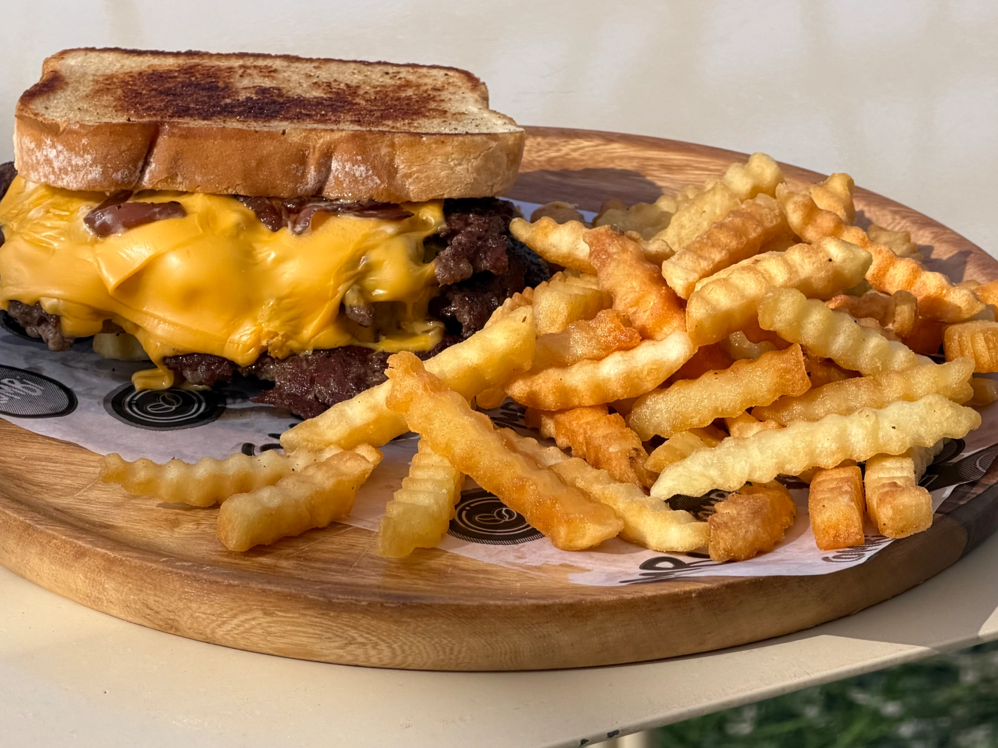 Burger Melt + Papas + Latita
