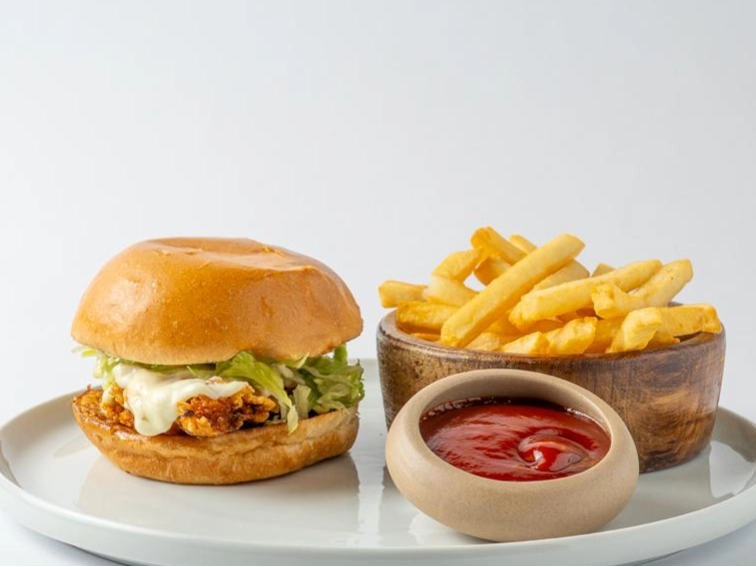 Burger pollo crispy + Papas + Latita