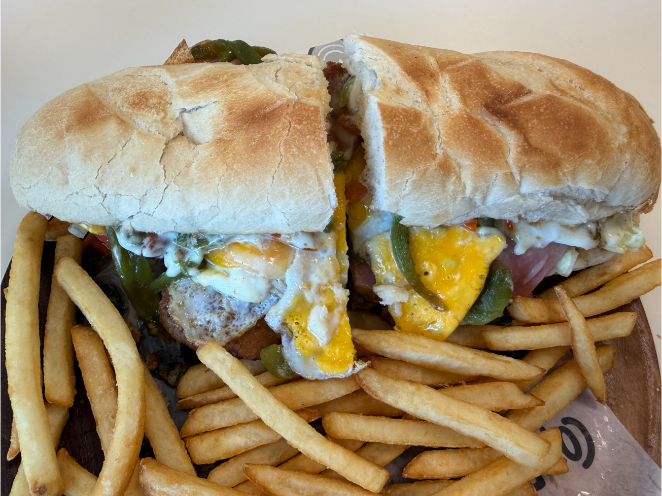 Sándwich de milanesa pan de campo y pimientos asados + latita de regalo